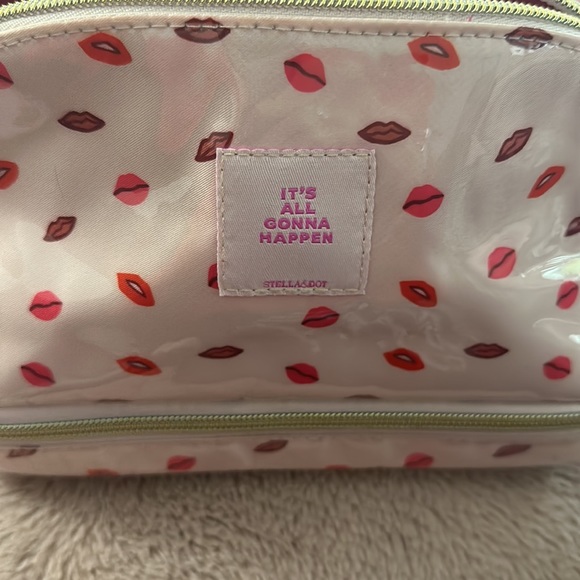 Stella & Dot Lips Make up Case - Picture 3 of 6